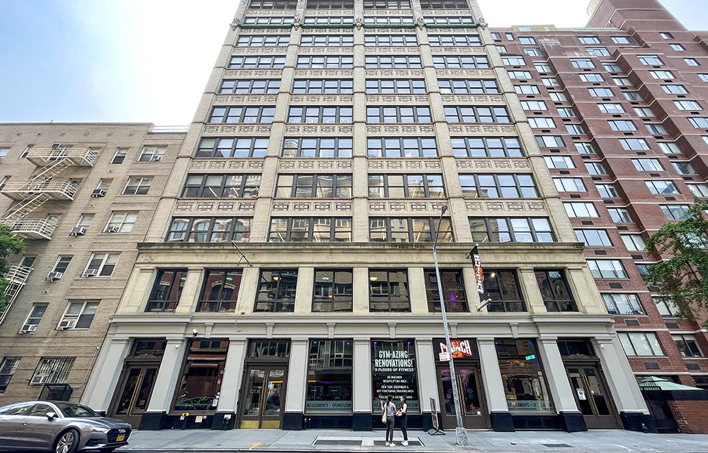 Avison Young arranges lease at 220 W 19th St. with payments processing technology company